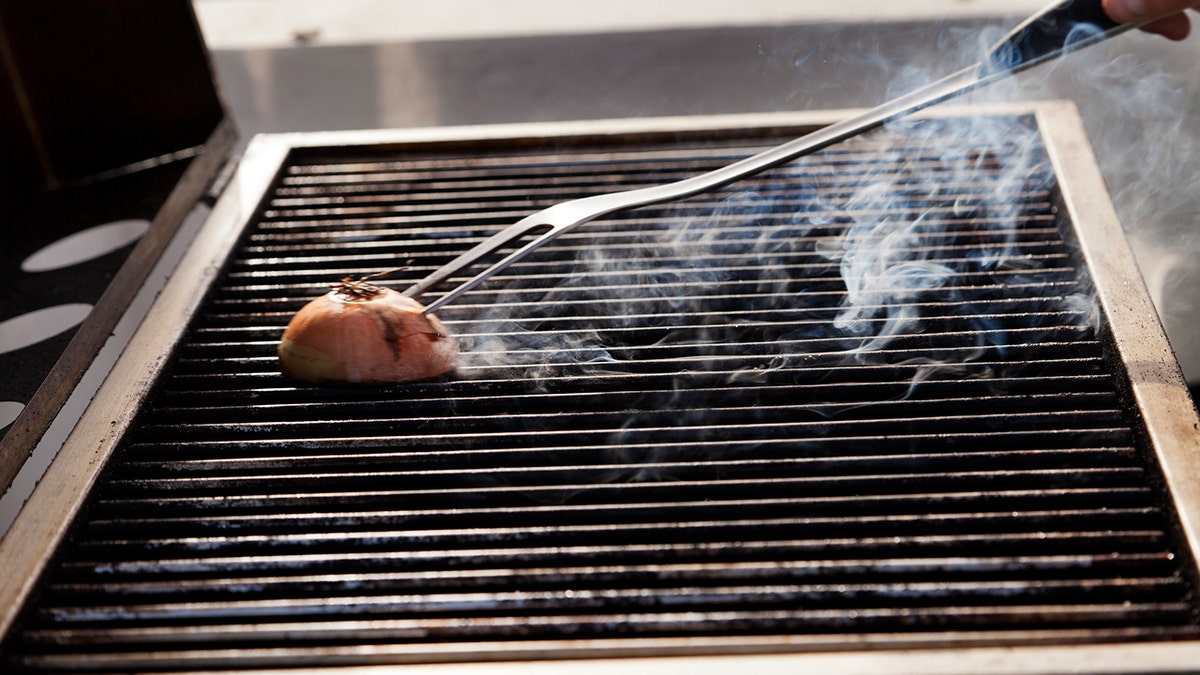 grill onion istock