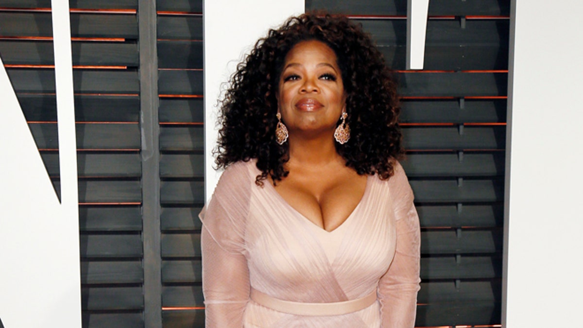 Oprah Winfrey arrives at the 2015 Vanity Fair Oscar Party in Beverly Hills, California February 22, 2015. REUTERS/Danny Moloshok (UNITED STATES - Tags:ENTERTAINMENT) (VANITYFAIR-ARRIVALS) - RTR4QQI3