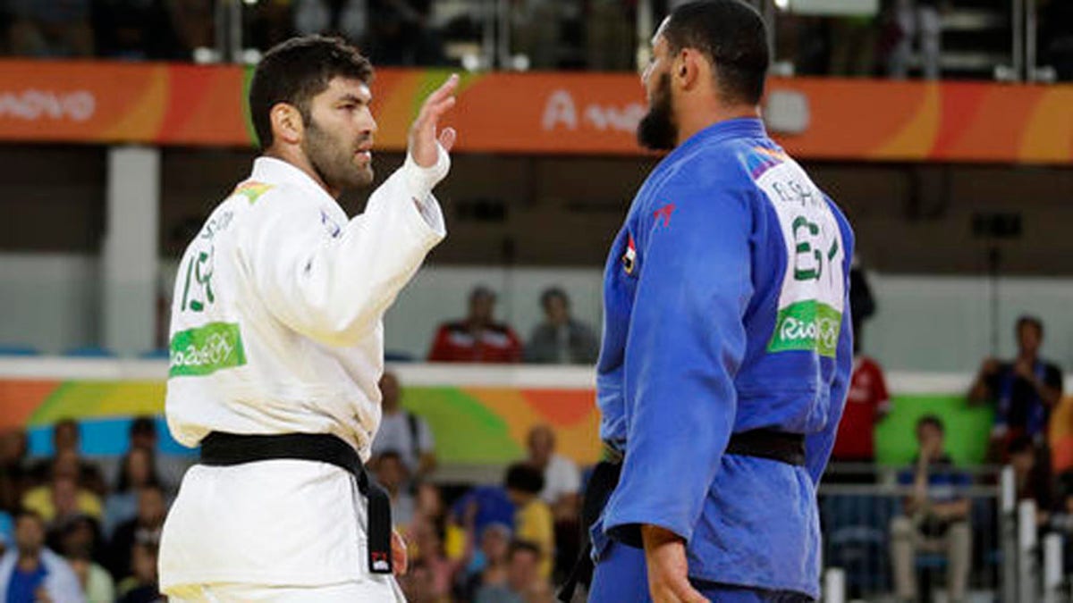 Judoka Mesir menolak menjabat tangan lawan Israel