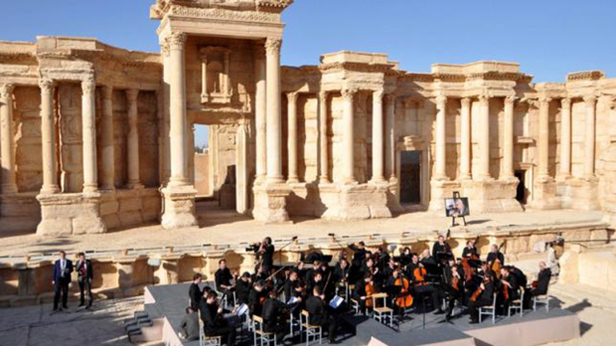 Band Rusia tampil di Palmyra saat serangan udara di kamp pengungsi menewaskan 28 orang