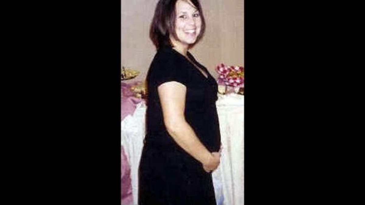 Laci Peterson pregnant posing for photo