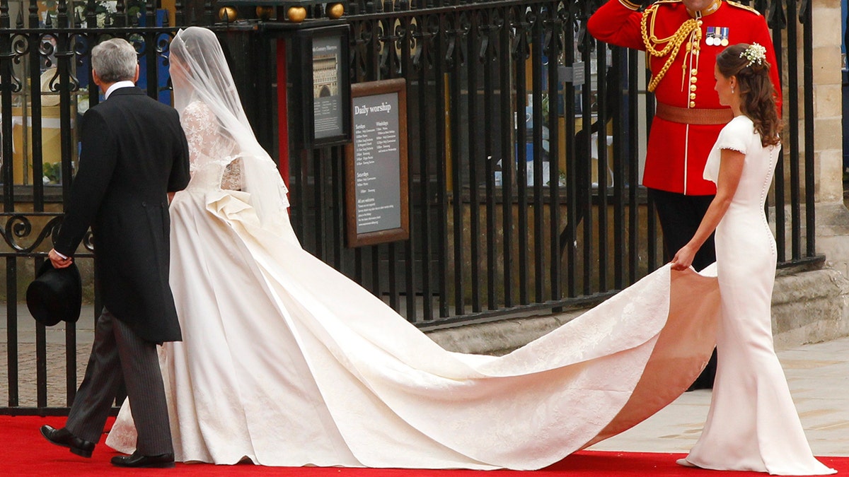 Pippa middleton dress royal hotsell wedding 2011