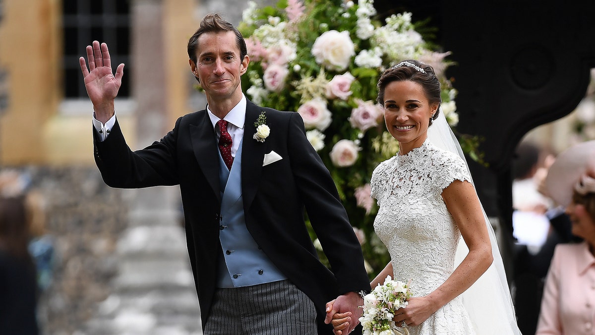 Pippa Middleton and her new husband James Matthews smile following their wedding ceremony at St Mark's Church in Englefield, west of London, on May 20, 2017.    REUTERS/Justin Tallis/Pool - RTX36PQK