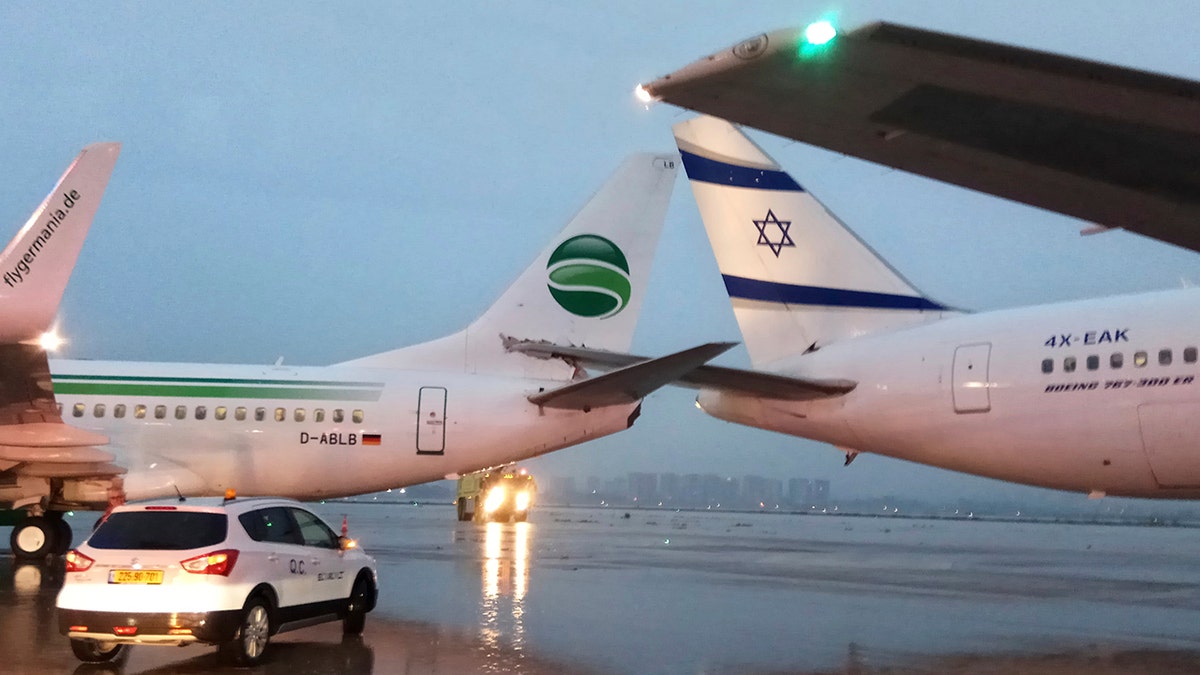 planes clip each other, ap