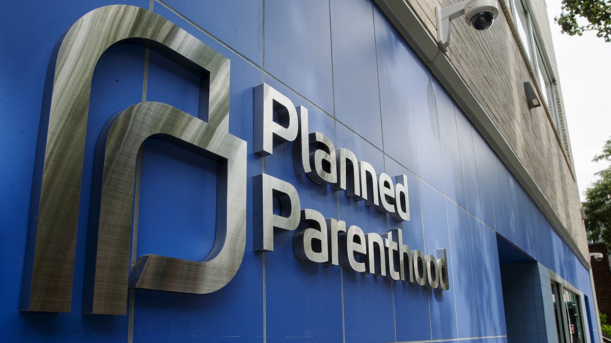 A sign is pictured at the entrance to a Planned Parenthood building in New York August 31, 2015. Picture taken August 31, 2015. To match Insight USA-PLANNEDPARENTHOOD/ REUTERS/Lucas Jackson - GF10000188426