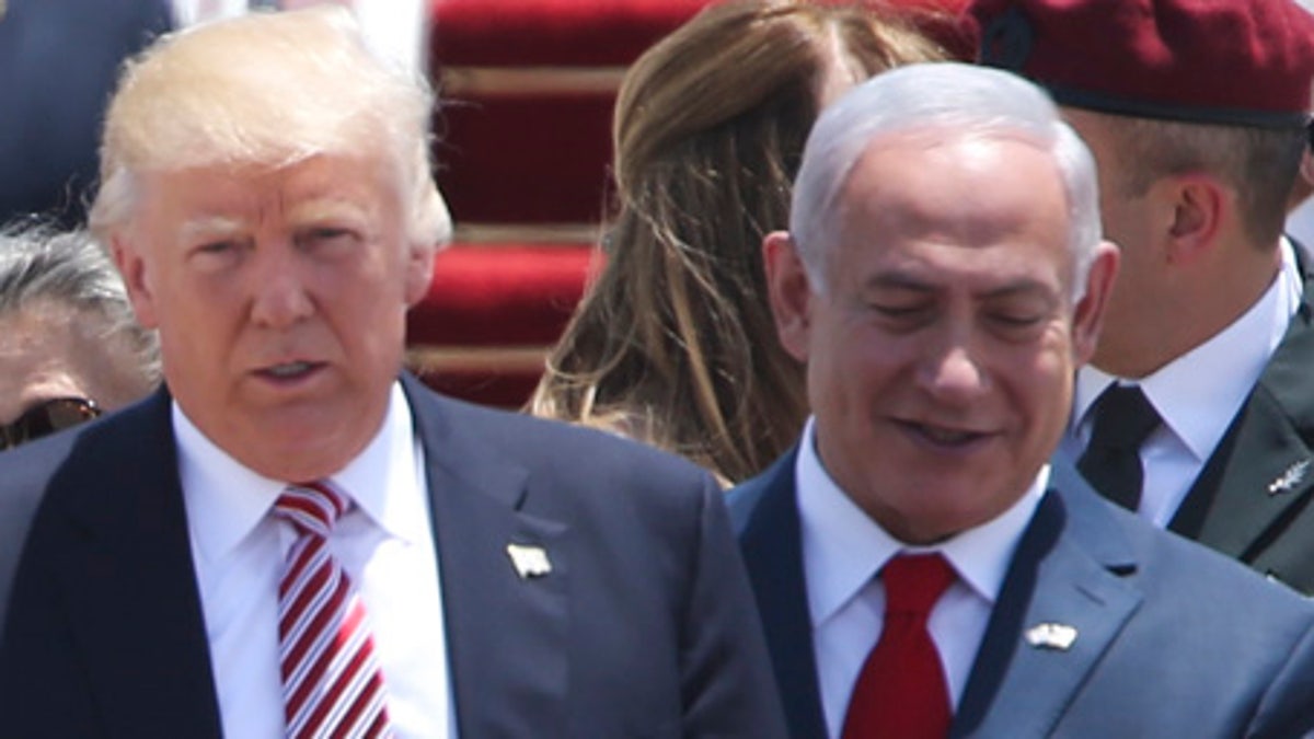 El presidente de Estados Unidos, Donald Trump, camina a su llegada a Israel con el presidente de Israel, Rueben Rivlin, a la derecha, y el primer ministro israelí, Benjamin Netanyahu, en Tel Aviv, el lunes 22 de mayo de 2017. (AP Foto/Oded Balilty)