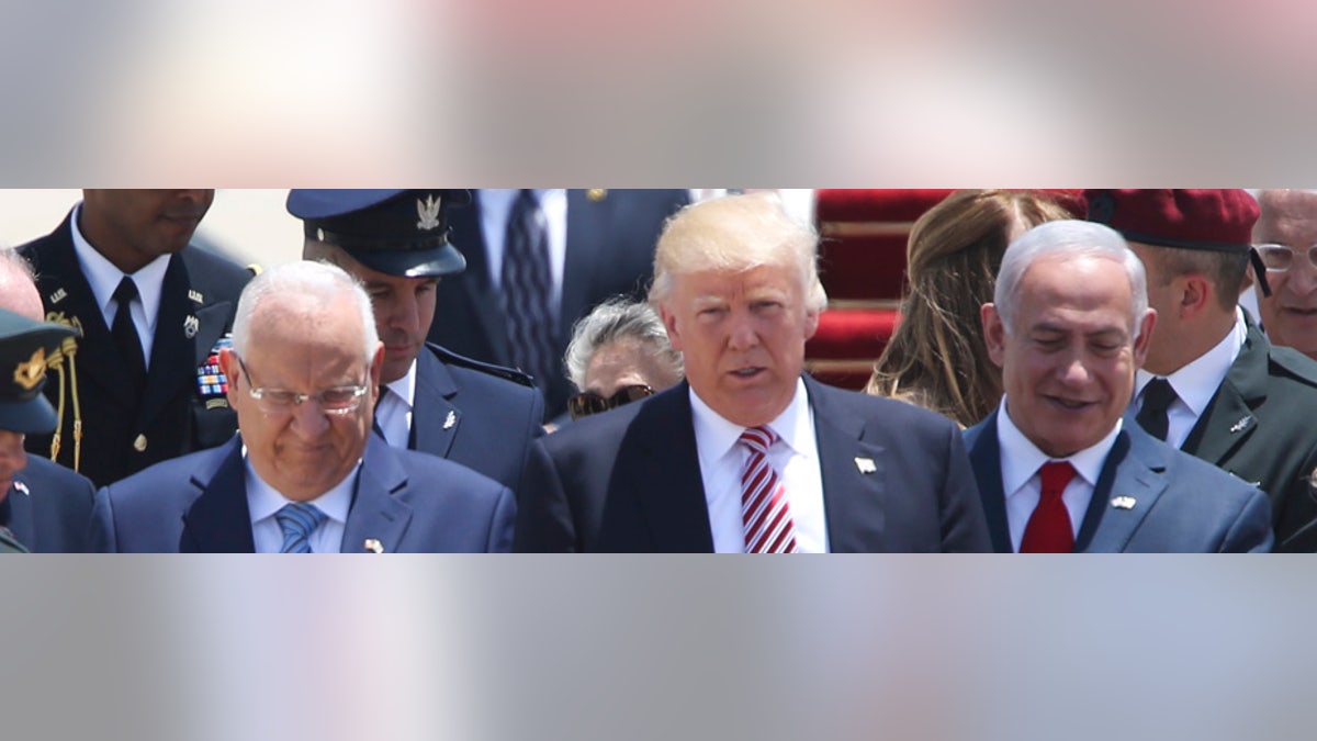 El presidente de Estados Unidos, Donald Trump, camina a su llegada a Israel con el presidente de Israel, Rueben Rivlin, a la derecha, y el primer ministro israelí, Benjamin Netanyahu, en Tel Aviv, el lunes 22 de mayo de 2017. (AP Foto/Oded Balilty)