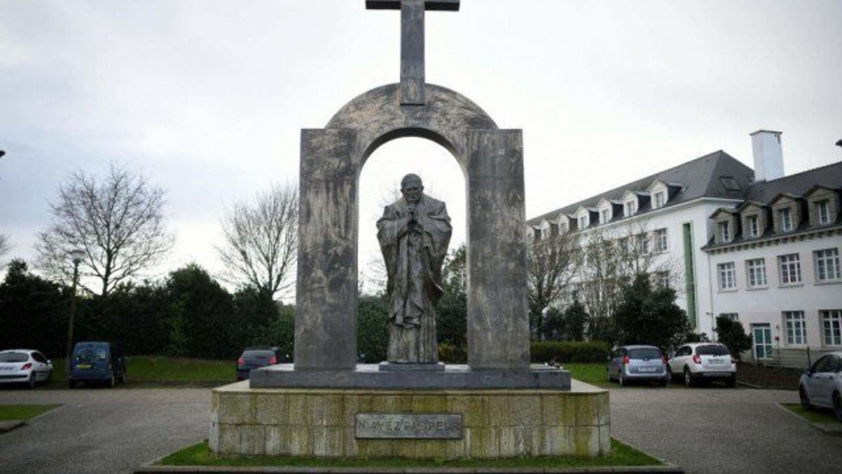 Jean Paul II statue France