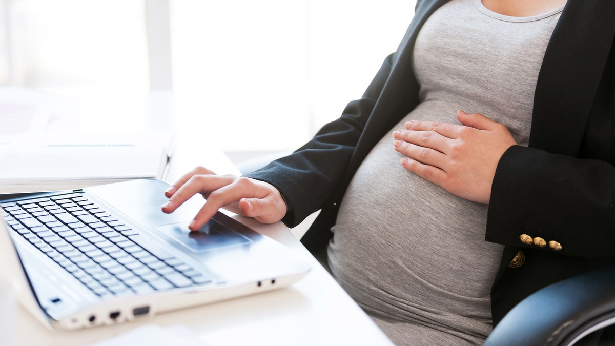 pregnancy_laptop