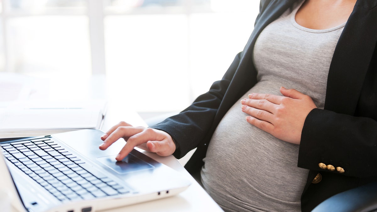 pregnancy_laptop