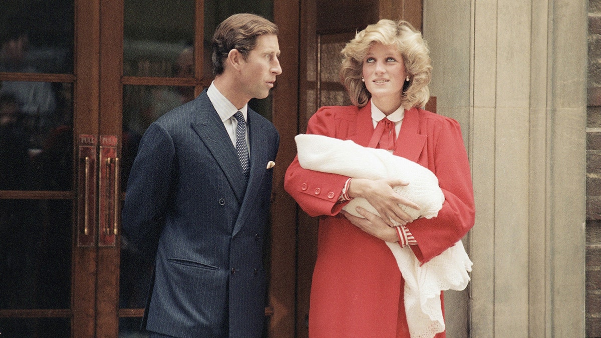 princess di holding harry ap