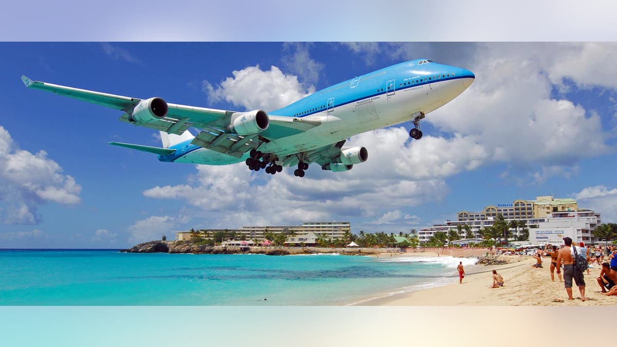 Горящий тур фото. Самолет горящие путевки. Туризм самолет. Поездка на море. Туризм самолет.