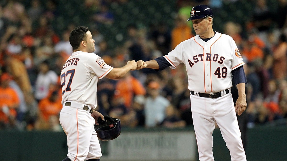 Rich Dauer throws out first pitch 