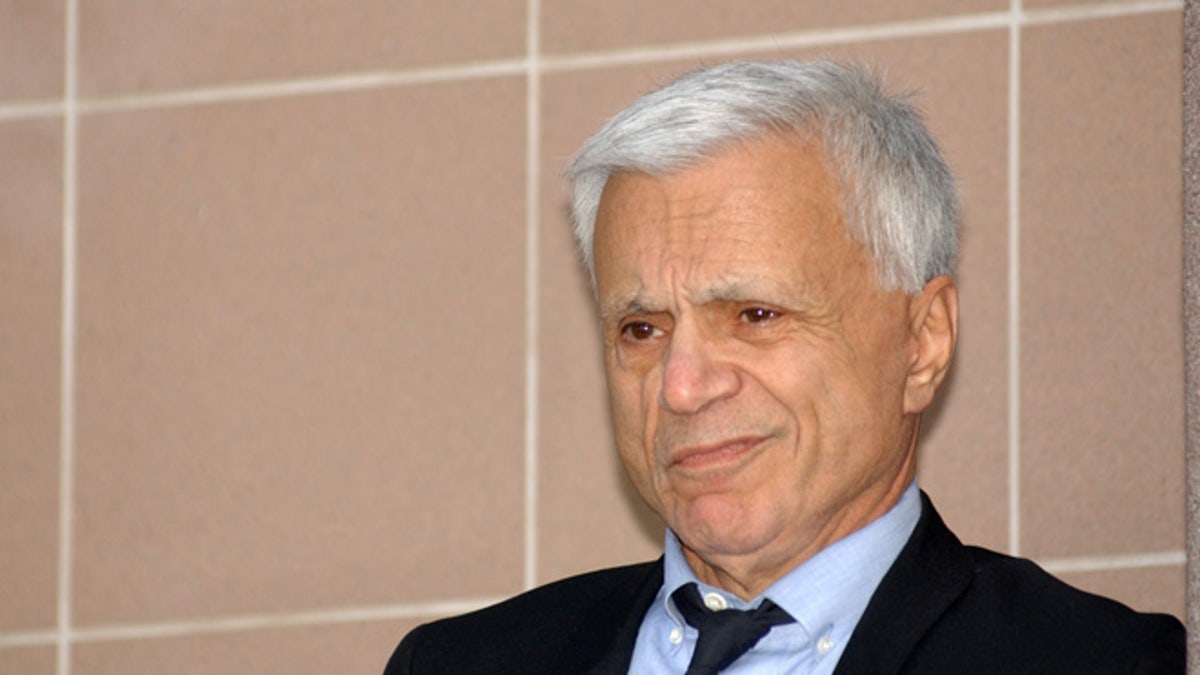 Actor Robert Blake arrives at the Los Angeles County Superior Courthouse in Burbank, California, November 4, 2005. Blake is on trial in the wrongful death of his wife, Bonny Lee Bakley; the jury is expected to receive the case later on Friday. REUTERS/Michael Tweed - RTR1A6XS