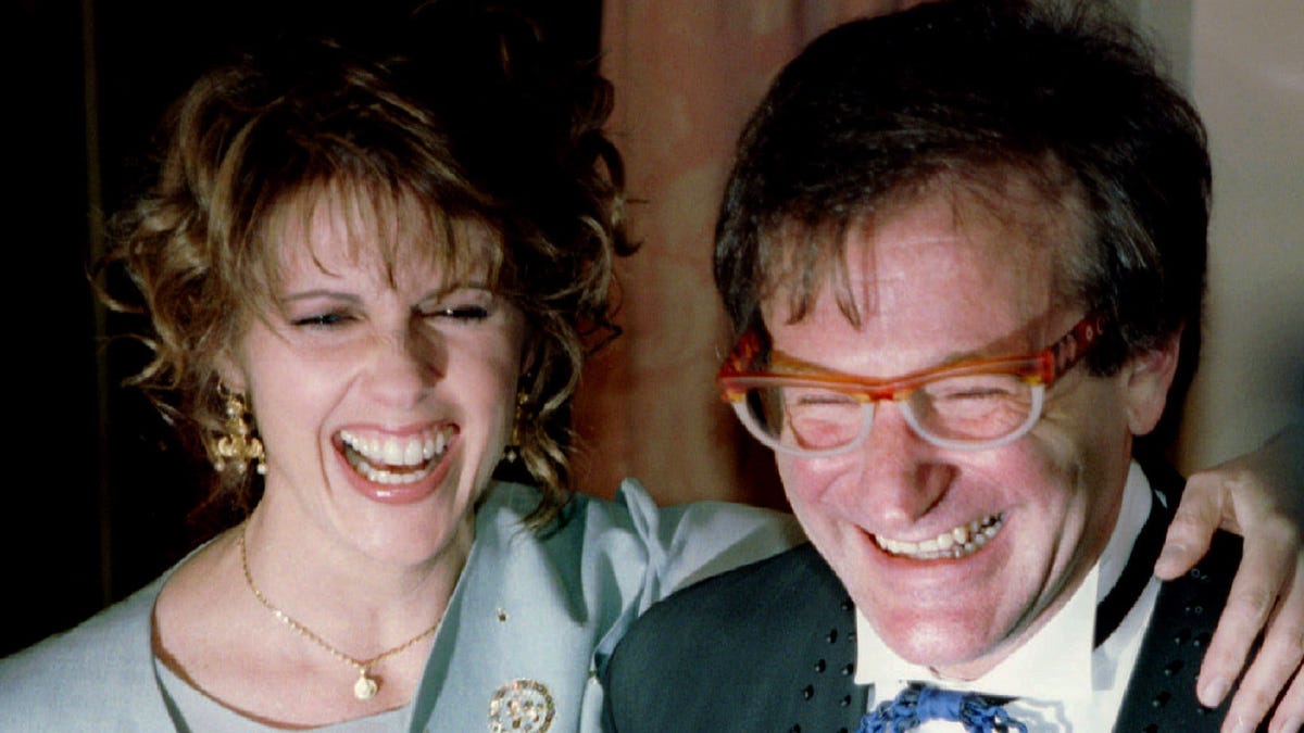 Actress Pam Dawber (L) shares a laugh with actor Robin Williams as they pose for photographers before the annual American Museum of the Moving Image Tribute dinner February 23, 1995 in New York. Williams and Dawber stared in the TV show 