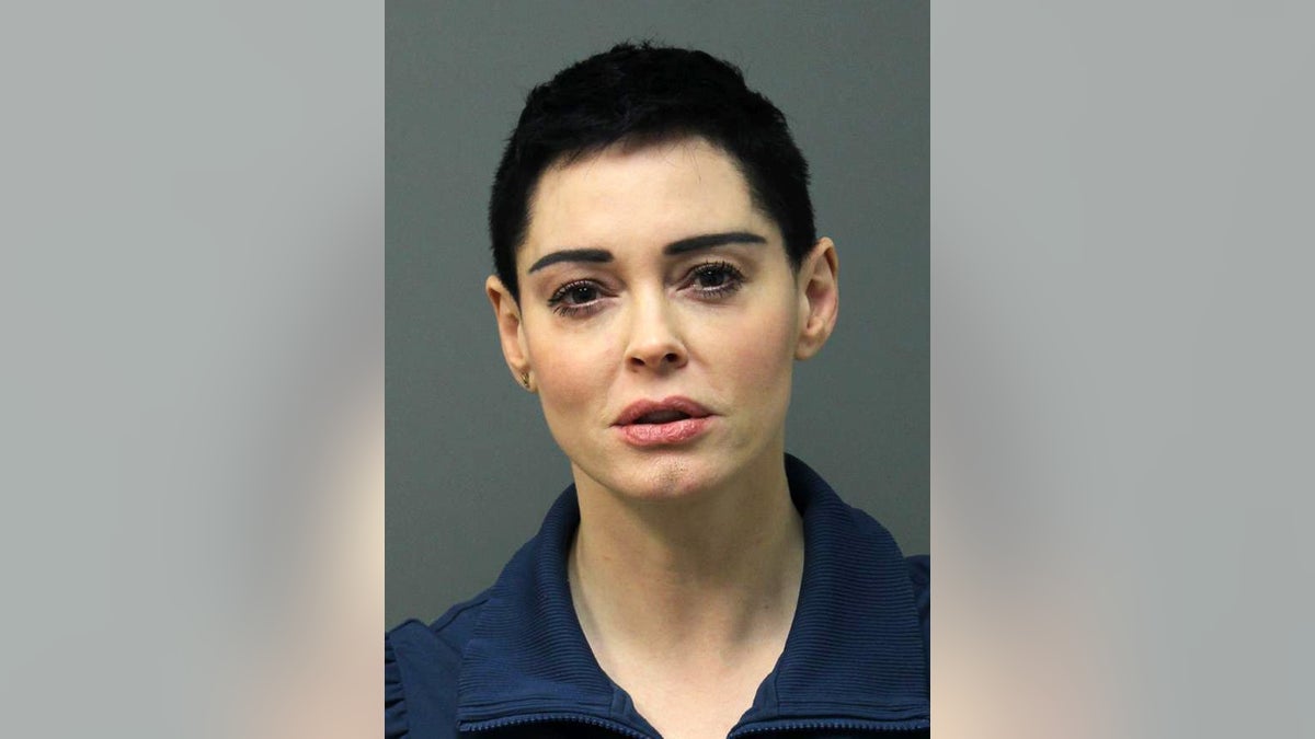 Rose McGowan el martes 14 de noviembre del 2017 en una foto proporcionada por la oficina del alguacil del condado de Loudoun. La actriz dice que se declararÃ¡ inocente cuando sea procesada el jueves por un cargo de drogas a las afueras de Washington. (Oficina del alguacil del condado de Loudoun vÃ­a AP)