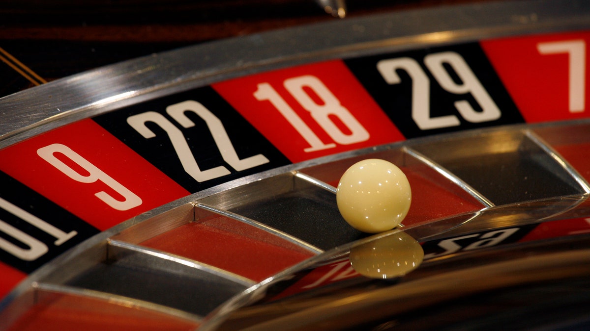 A roulette table is displayed during the Global Gaming Expo Asia in Macau June 2, 2009. Casino stocks have had a recent winning streak, fuelled by hopes that some debt-heavy firms have staved off bankruptcy and a betting sector slump has hit bottom.   REUTERS/Bobby Yip   (CHINA BUSINESS ENTERTAINMENT EMPLOYMENT) - RTR246LW