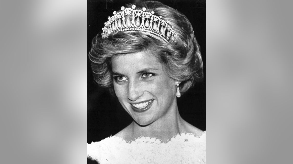 Princess Diana smiles wearing a Cambridge tiara during a dinner and a reception at the British Embassy in Washington, DC on November 10, 1985. Vice President George Bush and wife Barbra Bush attended. The dinner was hosted by Lady Wright.         REUTERS/Chas Cancellare - GF1DUDTHJCAA