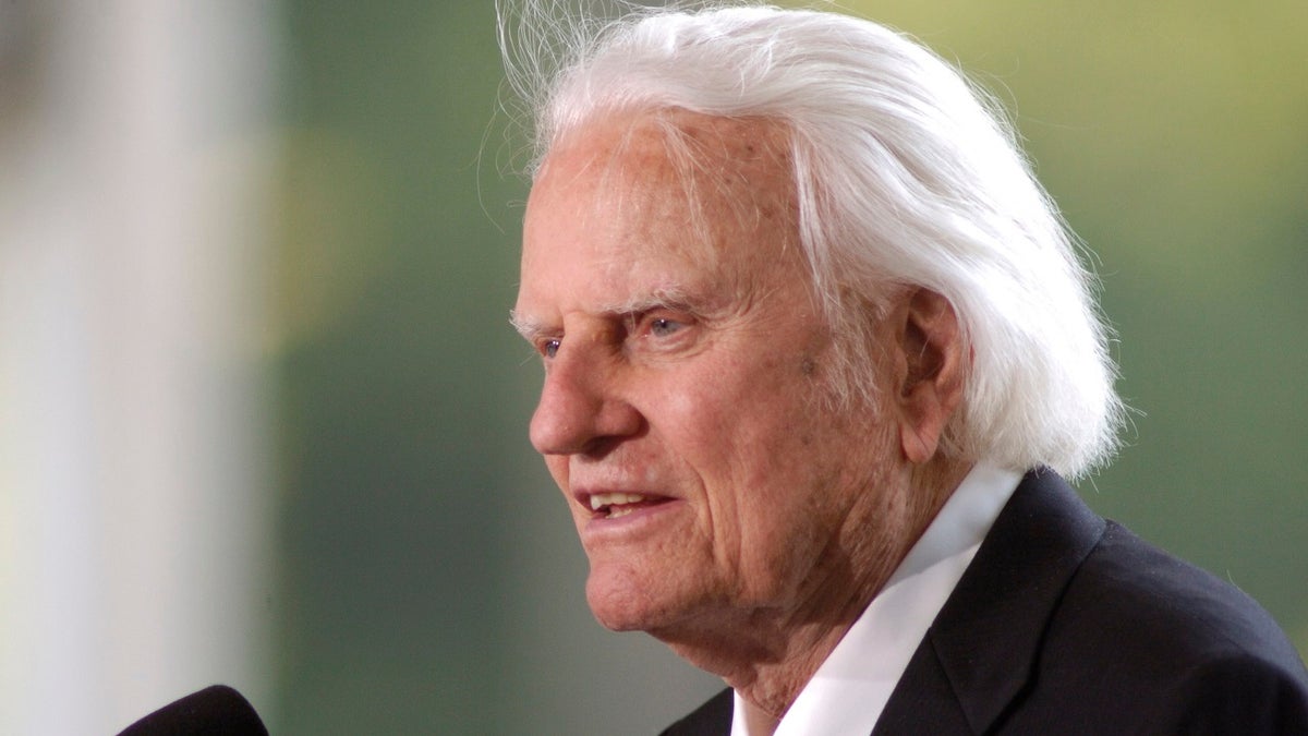 Evangelist Billy Graham speaks at the dedication of the Billy Graham Library in Charlotte, North Carolina, May 31, 2007. REUTERS/Robert Padgett (UNITED STATES) - GM1DVJPNSHAA