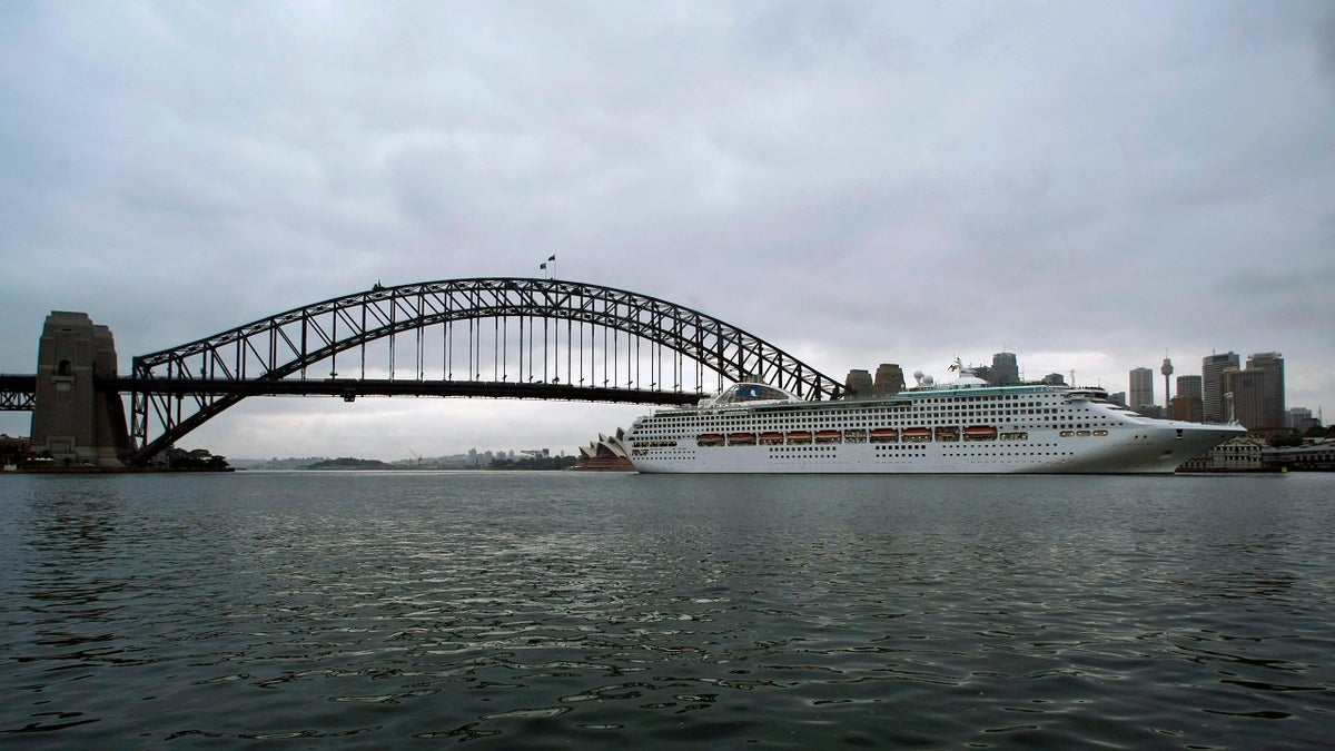 The cruise ship Sun Princess passes in front of the city skyline after squeezing under the Sydney Harbour Bridge on its arrival in Australia's largest city October 24, 2007. At 261 metres (856 feet) long and 49.4 metres (162 feet) above water level, local media report that the Sun Princess is the largest ship to pass under Sydney's iconic bridge.            REUTERS/Tim Wimborne    (AUSTRALIA) - GM1DWLAQHUAA