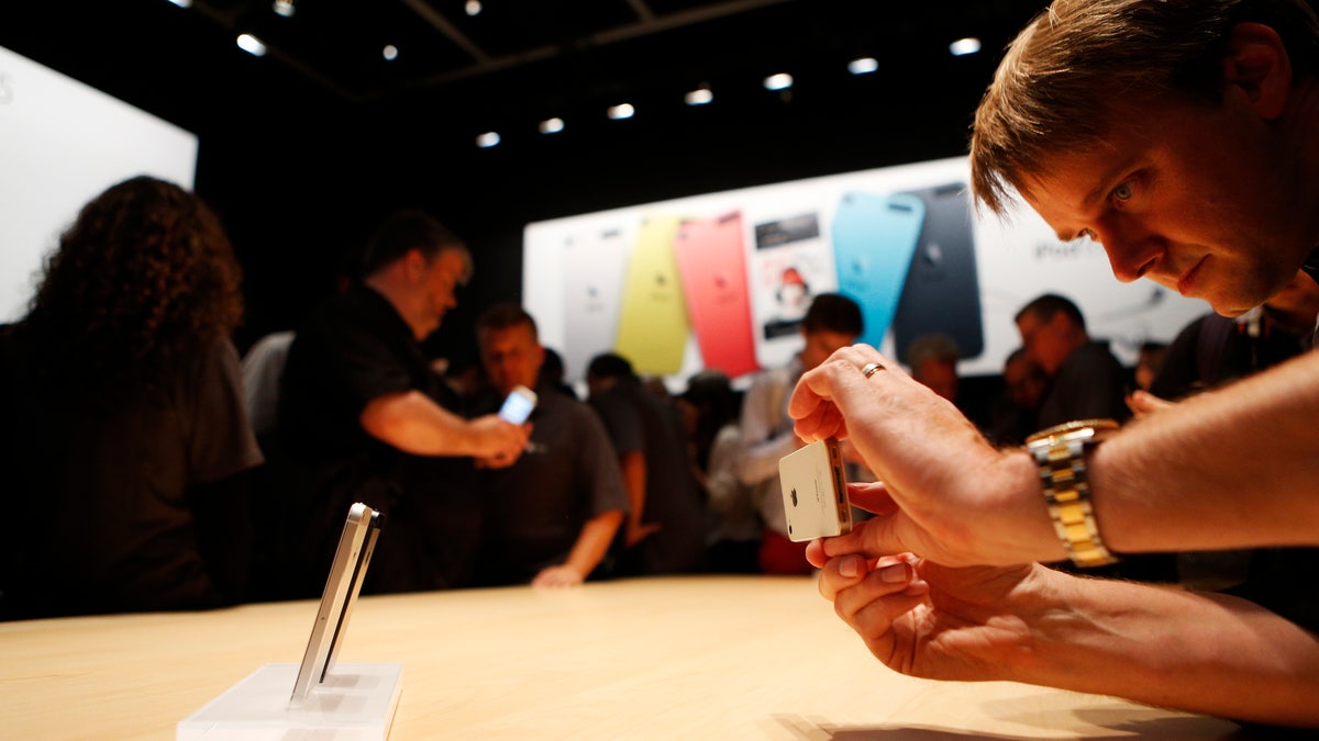 Members of the media photograph the iPhone 5 after its introduction during Apple Inc.'s iPhone media event in San Francisco, California September 12, 2012. REUTERS/Beck Diefenbach (UNITED STATES - Tags: SCIENCE TECHNOLOGY BUSINESS) - RTR37W92