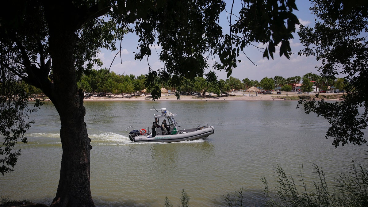 A United States Border Patrol boat patrols the Rio Grande river along Anzalduas Park outside McAllen Texas August 5, 2014. REUTERS/Shannon Stapleton (UNITED STATES - Tags: POLITICS SOCIETY IMMIGRATION) - RTR41DLS