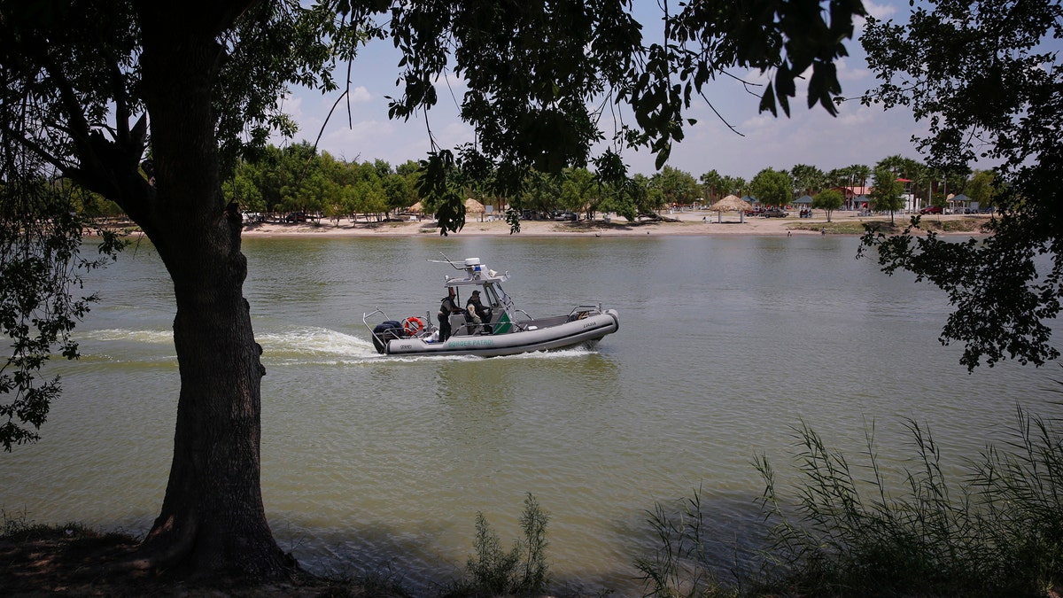 A United States Border Patrol boat patrols the Rio Grande river along Anzalduas Park outside McAllen Texas August 5, 2014. REUTERS/Shannon Stapleton (UNITED STATES - Tags: POLITICS SOCIETY IMMIGRATION) - RTR41DLS