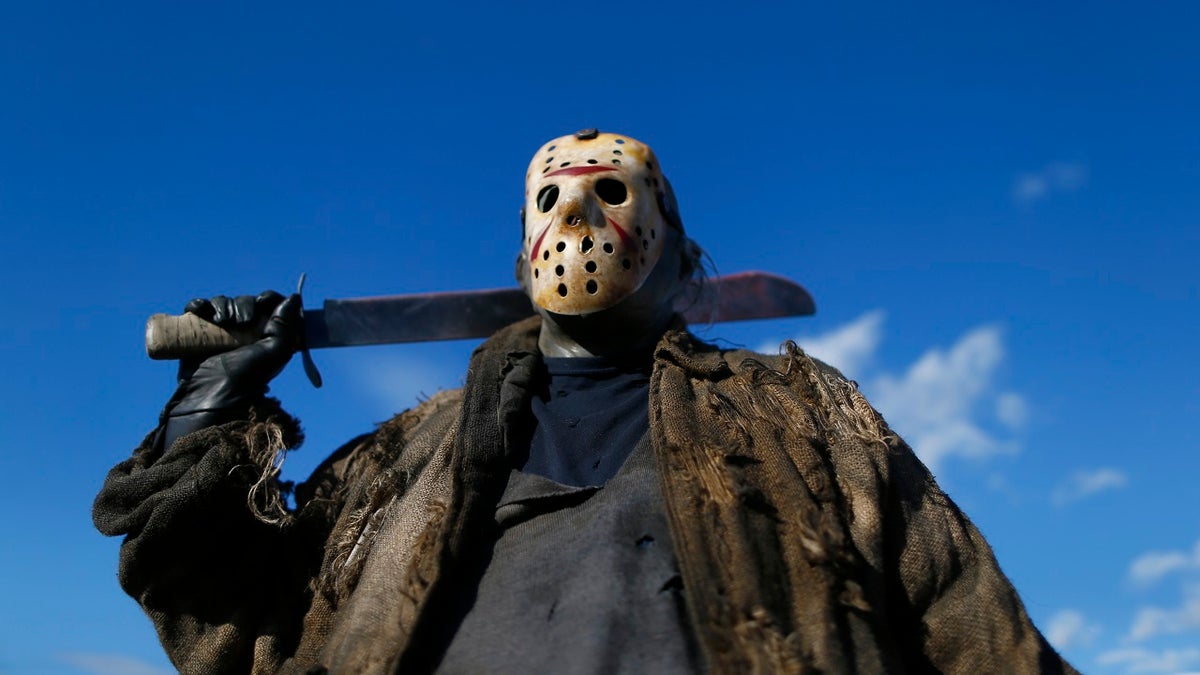 James Forder poses as Jason, from Friday the 13th, outside the MCM Comic Con at the Excel Centre in East London, October 25, 2014. REUTERS/Andrew Winning (BRITAIN - Tags: SOCIETY ENTERTAINMENT) - GM1EAAQ034Q01