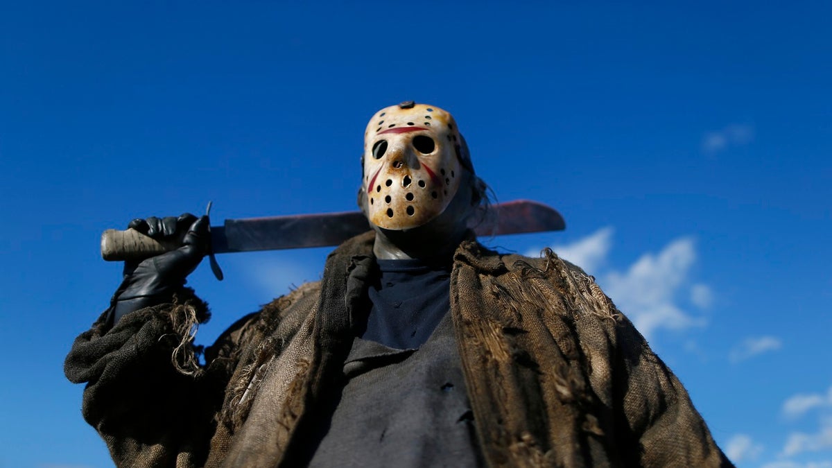 James Forder poses as Jason, from Friday the 13th, outside the MCM Comic Con at the Excel Centre in East London, October 25, 2014. REUTERS/Andrew Winning (BRITAIN - Tags: SOCIETY ENTERTAINMENT) - GM1EAAQ034Q01