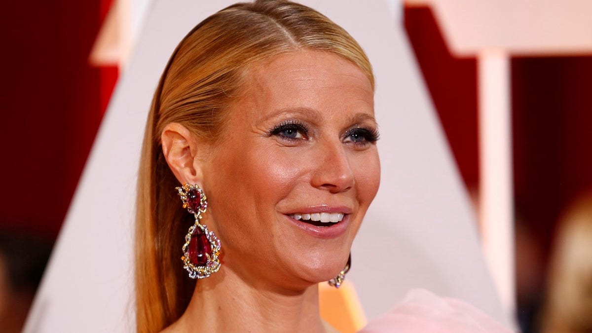 Actress Gwyneth Paltrow, wearing a custom Ralph & Russo pink one sleeve gown with a giant flower on the shoulder, arrives at the 87th Academy Awards in Hollywood, California February 22, 2015.    REUTERS/Lucas Jackson (UNITED STATES TAGS:ENTERTAINMENT) (OSCARS-ARRIVALS) - TB3EB2N0DDD0U