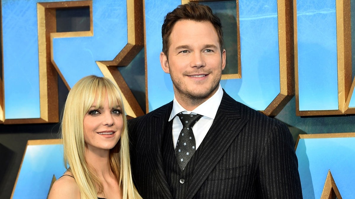Chris Pratt (R) poses with his wife Anna Faris as they attend a premiere of the film 