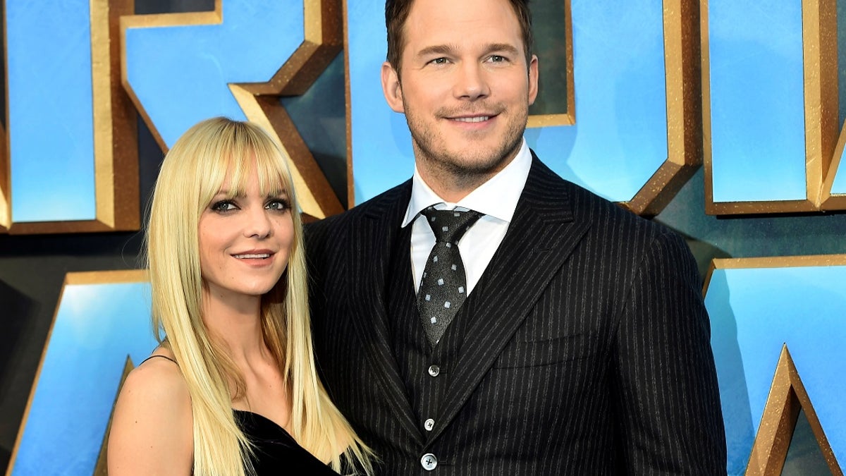 Chris Pratt (R) poses with his wife Anna Faris as they attend a premiere of the film 