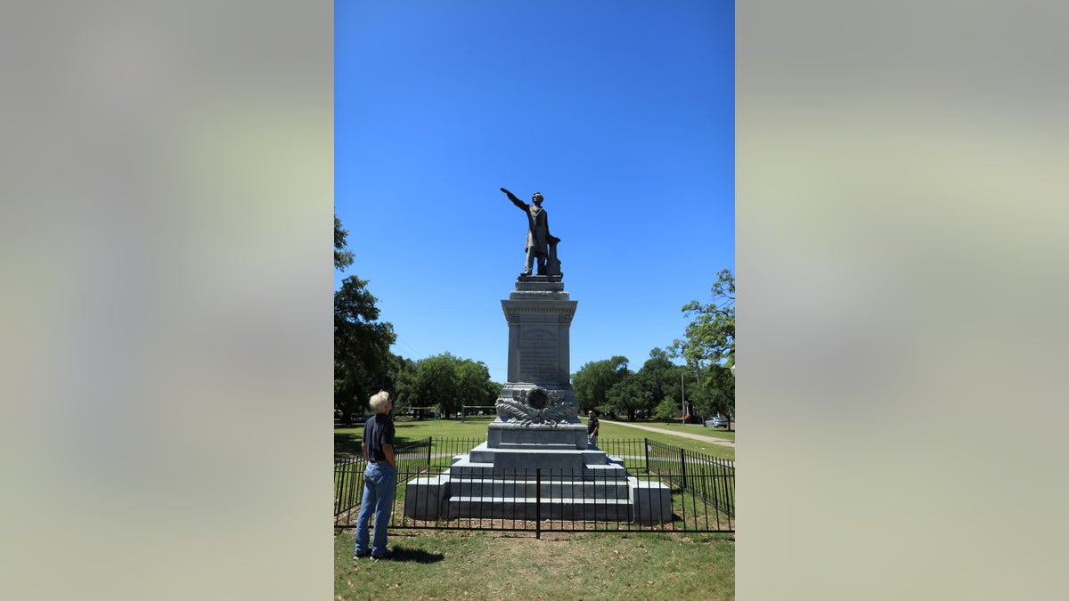 Jefferson Davis statue 2