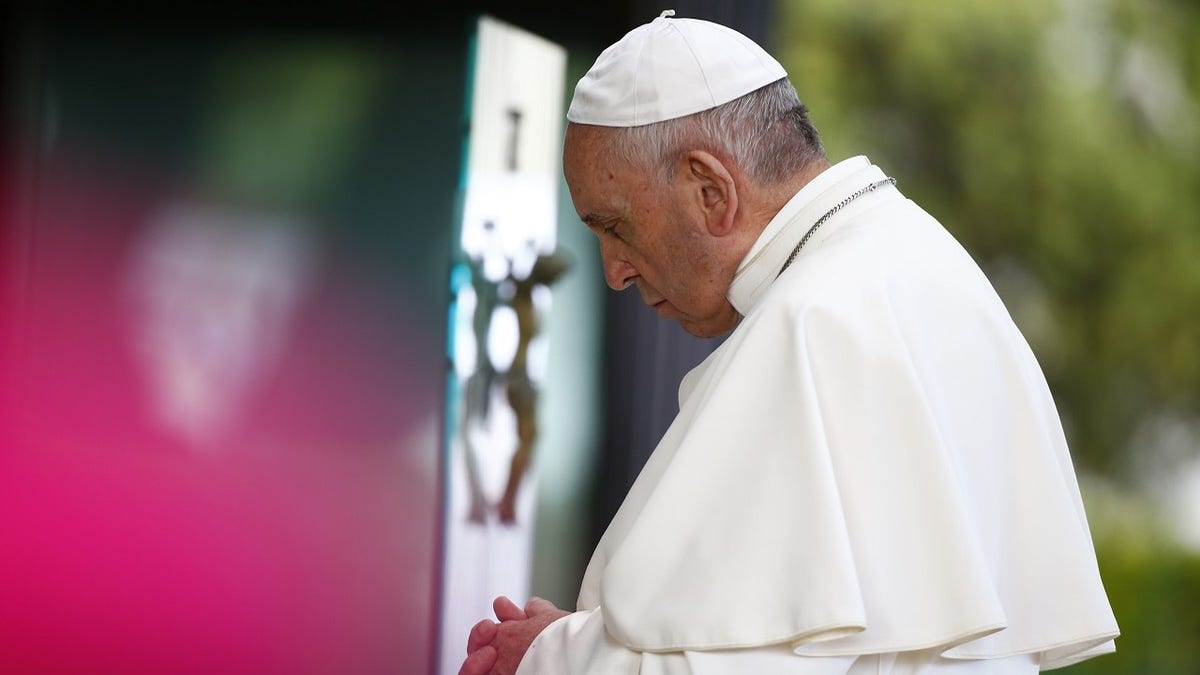 Pope Francis prays in front of the statue of Our Lady of Fatima at the Chapel of the Apparitions at the Shrine of Our Lady of Fatima in Portugal May 12, 2017. REUTERS/Tony Gentile - UP1ED5C1CZQJY