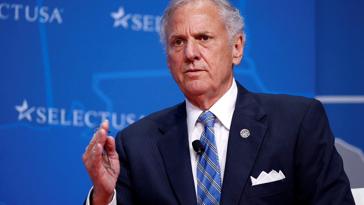 Governor of South Carolina Henry McMaster speaks at 2017 SelectUSA Investment Summit in Oxon Hill, Maryland, U.S., June 19, 2017. REUTERS/Joshua Roberts - RC15CF84F760