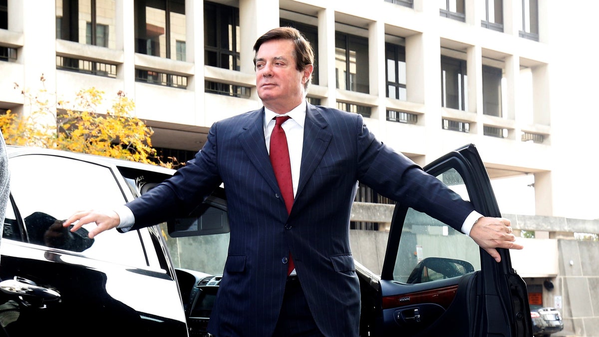 Paul Manafort, former campaign manager for U.S. President Donald Trump arrives for a bond hearing at U.S. District Court in Washington, U.S., November 6, 2017. REUTERS/Joshua Roberts - RC18AD95AAE0