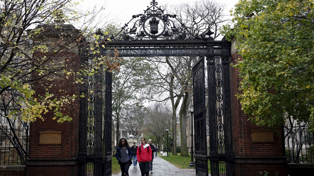 Students walk on the campus of Yale University in New Haven, Connecticut November 12, 2015. More than 1,000 students, professors and staff at Yale University gathered on Wednesday to discuss race and diversity at the elite Ivy League school, amid a wave of demonstrations at U.S. colleges over the treatment of minority students. REUTERS/Shannon Stapleton - RTS6PQU