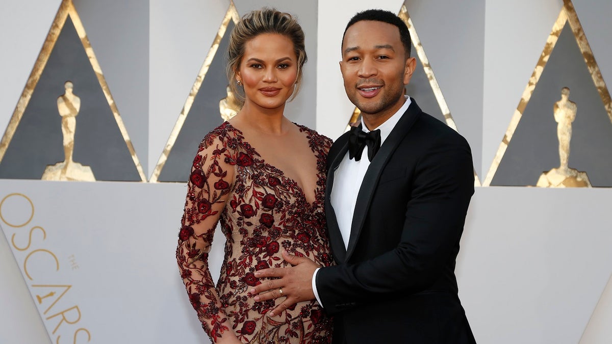 Singer John Legend and wife Chrissy Teigen arrive at the 88th Academy Awards in Hollywood, California February 28, 2016.  REUTERS/Lucy Nicholson - TB3EC2T05QYEG
