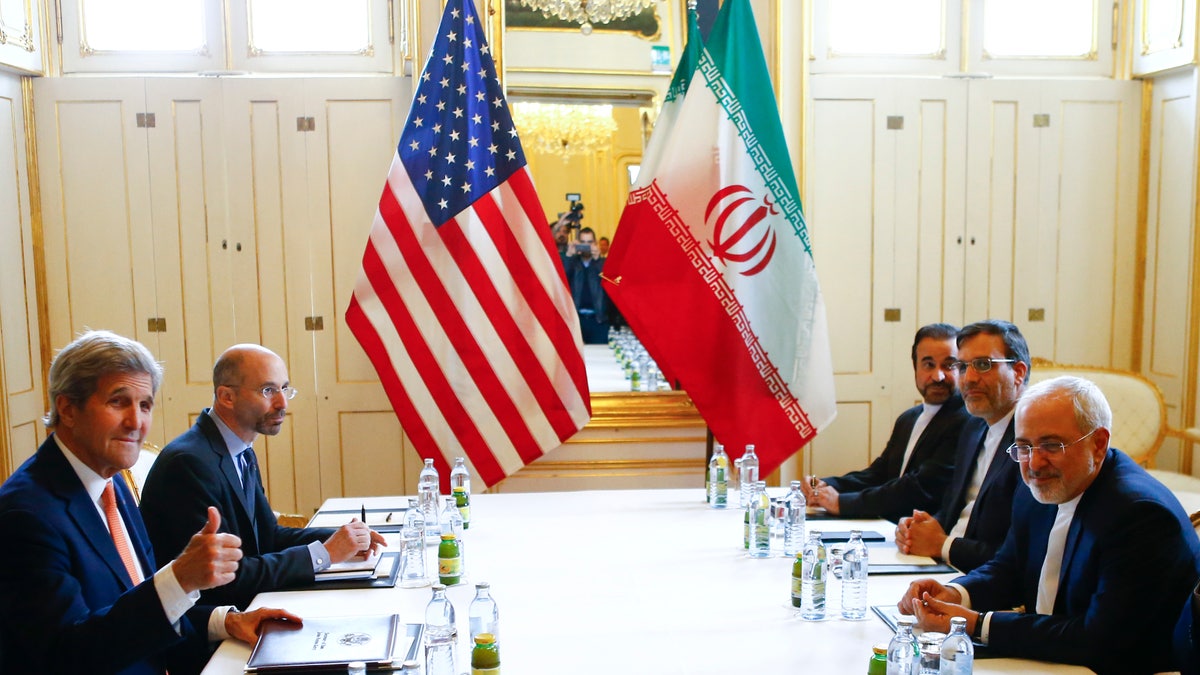 U.S. Secretary of State John Kerry (L) and Iran's Foreign Minister Mohammad Javad Zarif attend a bilateral meeting in Vienna, Austria, May 17, 2016.    REUTERS/Leonhard Foeger   - RTSEOZF