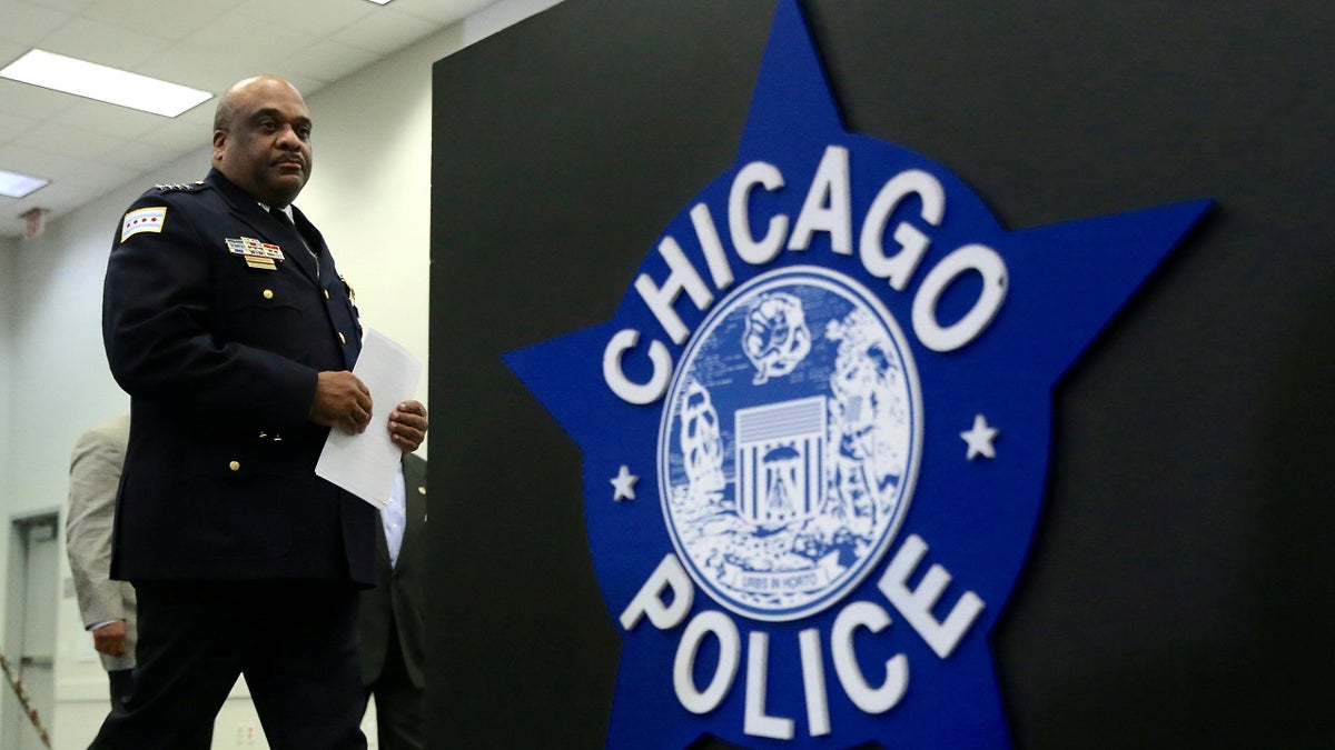 Chicago Police Superintendent Eddie Johnson arrives at a news conference announcing the department's plan to hire nearly 1,000 new police officers in Chicago, Illinois, U.S., September 21, 2016. REUTERS/Jim Young - S1BEUCQDATAB
