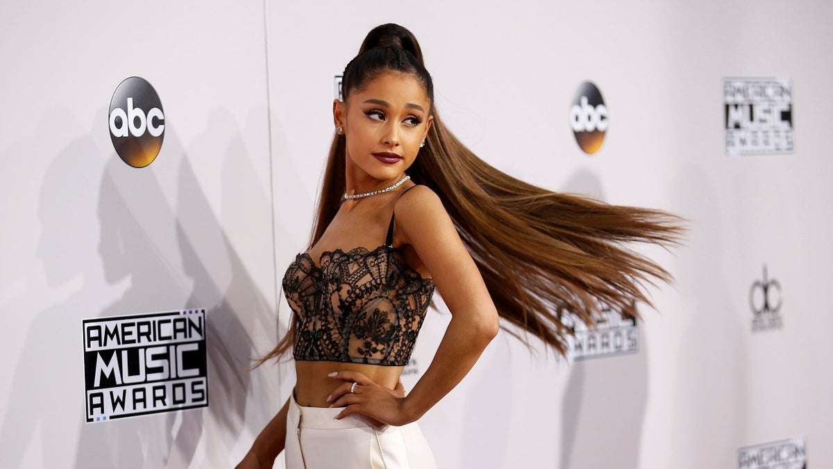 Singer Ariana Grande arrives at the 2016 American Music Awards in Los Angeles, California, U.S., November 20, 2016. REUTERS/Danny Moloshok - HT1ECBL04QX7Q