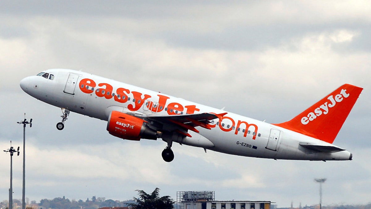 An EasyJet passenger aircraft makes its final approach for landing in Colomiers near Toulouse, Southwestern France, November 24, 2016.  REUTERS/Regis Duvignau - RC133AEC00E0