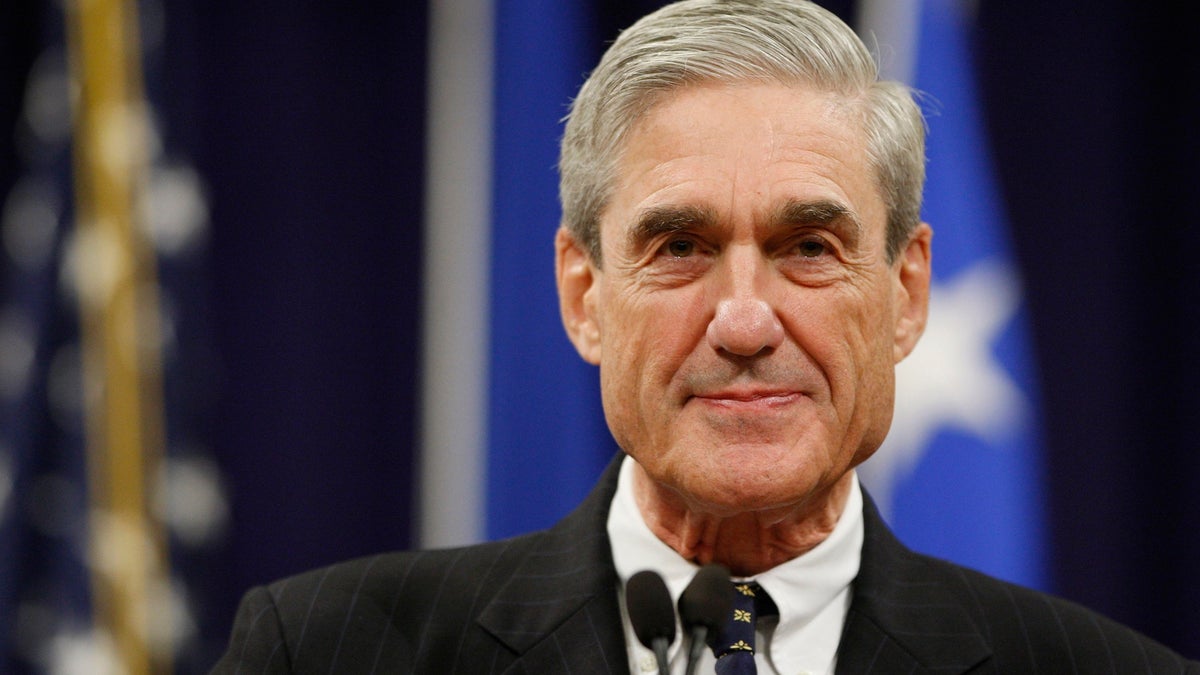 Outgoing FBI Director Robert Mueller pauses during his remarks at a farewell ceremony held for him at the Justice Department in Washington, August 1, 2013. On Monday the U.S. Senate confirmed former Deputy Attorney General James Comey to replace Mueller, who has led the bureau since shortly before the September 11, 2001, attacks on the United States.  REUTERS/Jonathan Ernst    (UNITED STATES - Tags: POLITICS CRIME LAW HEADSHOT) - GM1E982008A01