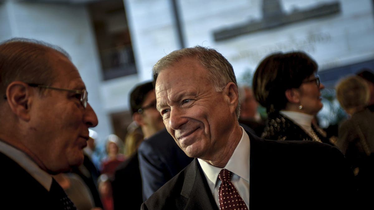 Scooter Libby, former Vice President Dick Cheney's former Chief of Staff, mingles before a ceremony to unveil a marble bust of Cheney in the US Capitol in Wshington, December 3, 2015. REUTERS/James Lawler Duggan - GF20000084054
