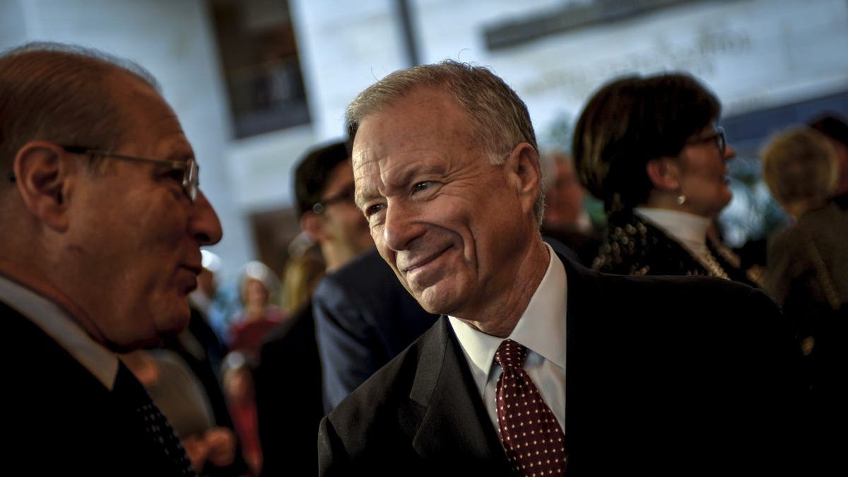 Scooter Libby, former Vice President Dick Cheney's former Chief of Staff, mingles before a ceremony to unveil a marble bust of Cheney in the US Capitol in Wshington, December 3, 2015. REUTERS/James Lawler Duggan - GF20000084054