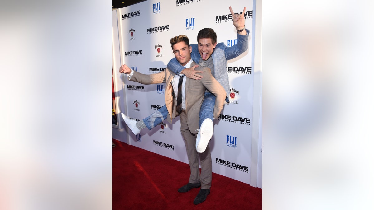 30b230c5-FILM-MIKEANDDAVE/PREMIERE