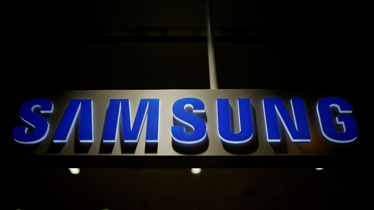 The logo of Samsung Electronics is seen at its headquarters in Seoul, South Korea, July 4, 2016.    REUTERS/Kim Hong-Ji/File Photo  - RTX2MS1H