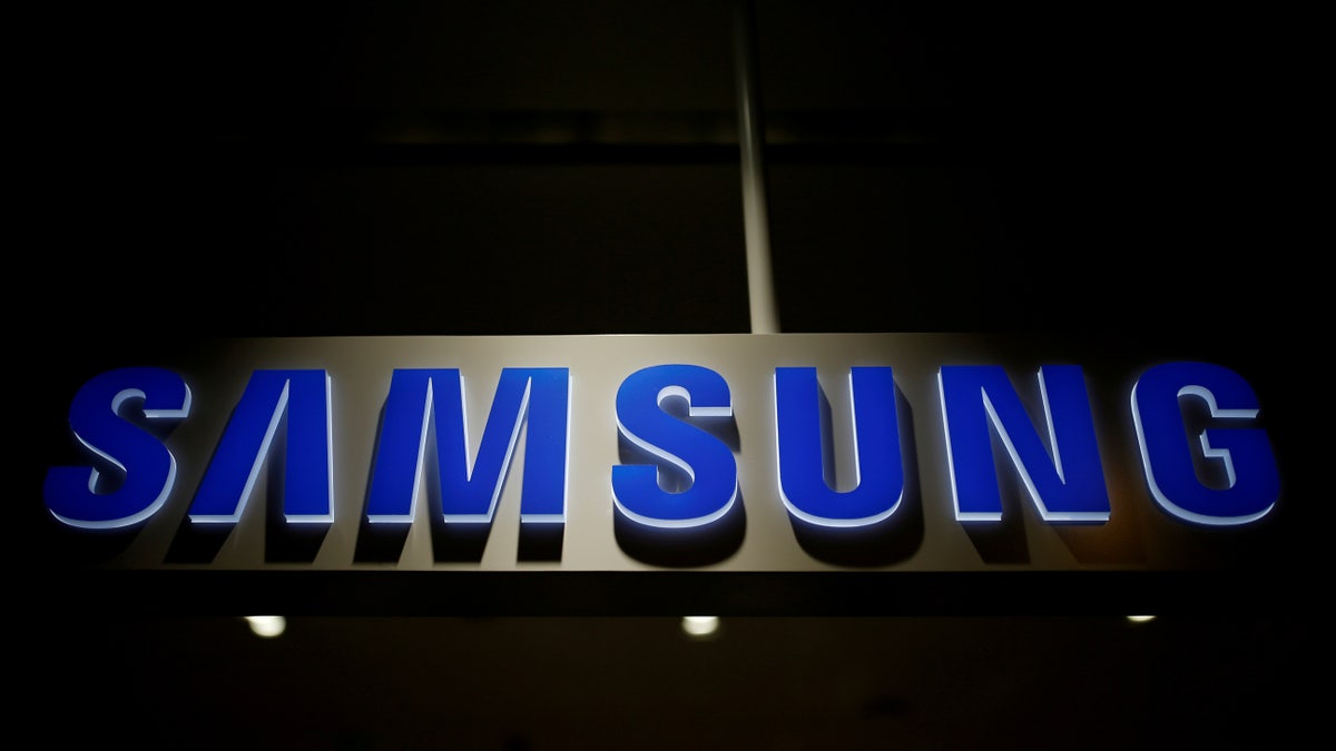 The logo of Samsung Electronics is seen at its headquarters in Seoul, South Korea, July 4, 2016.    REUTERS/Kim Hong-Ji/File Photo  - RTX2MS1H