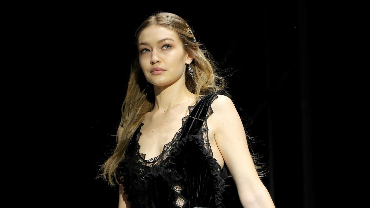 Model Gigi Hadid presents a creation from the Bottega Veneta Fall/Winter 2018 collection at New York Fashion Week in Manhattan, New York, U.S., February 9, 2018. REUTERS/Andrew Kelly - RC13A8238000