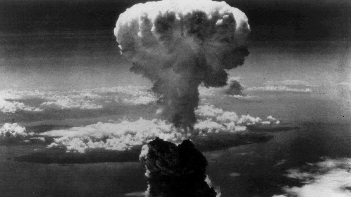 El humo ondea sobre Nagasaki, Japón, tras el lanzamiento de la bomba atómica.